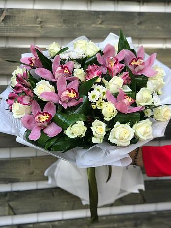 Букет цветов из: Розы и Хризантемы в Латной