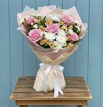 Букет цветов из:  Гвоздики, Орхидеи и Розы в Латной