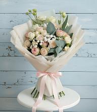 Букет цветов из:  Розы и Лизиантусы в Латной