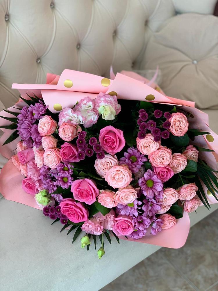 Букет цветов из: Хризантемы, Розы и Лизиантусы в Латной