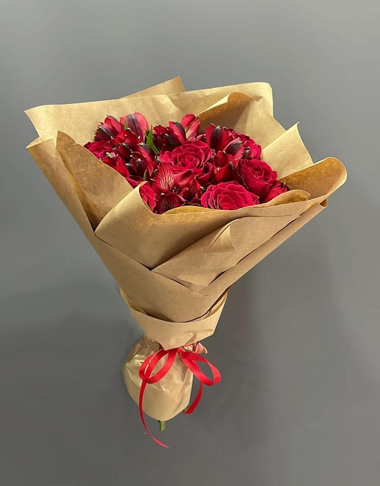 Букет цветов из: Альстромерии и Розы в Латной