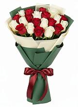 Букет Микс из красных и белых роз в Латной