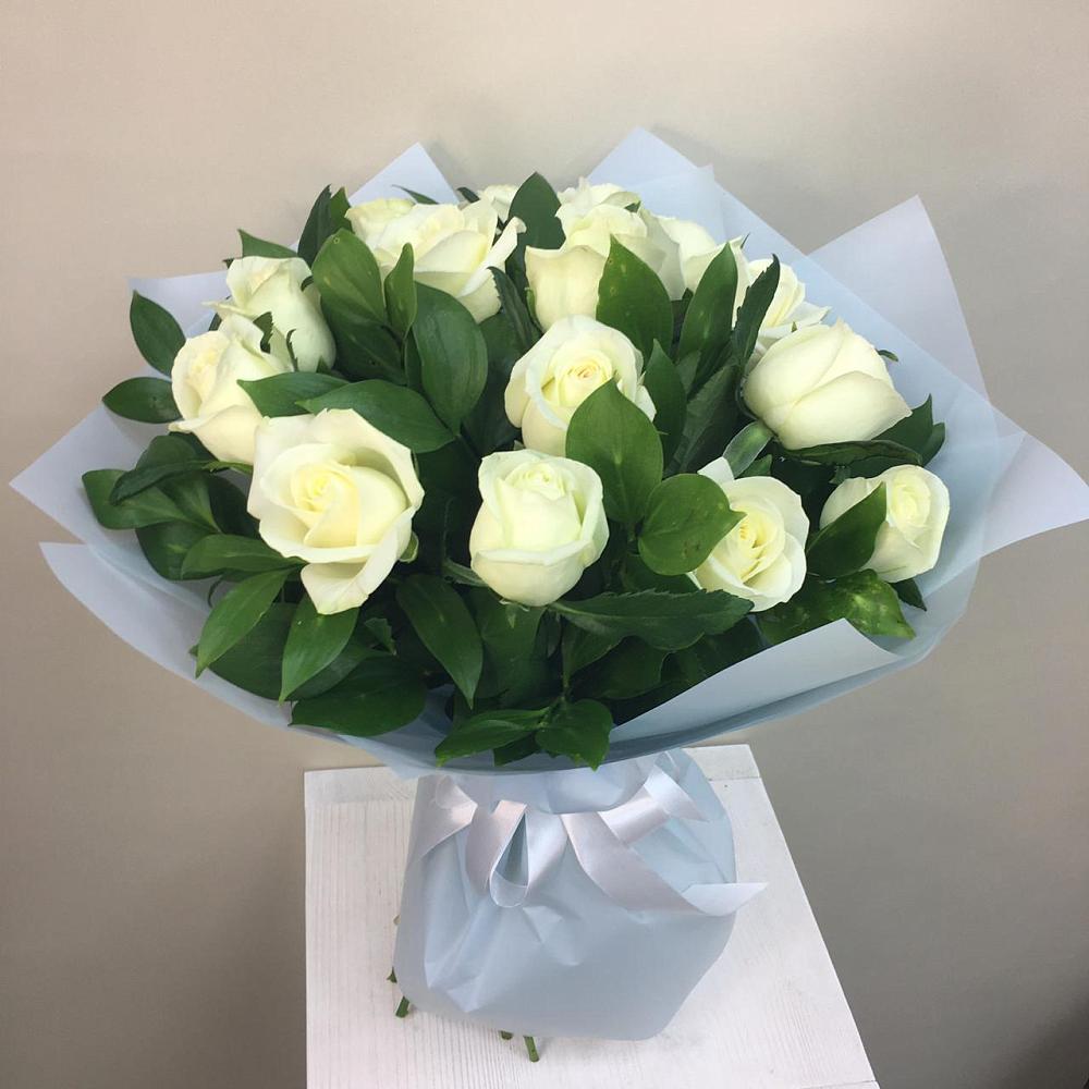 Букет 15 Белых роз Проуд в Латной