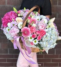 Цветочная композиция из Розы, Хризантемы, Пионы и Лизиантусы в корзине в Латной
