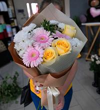 Букет цветов из:  Герберы, Розы и Хризантемы в Латной
