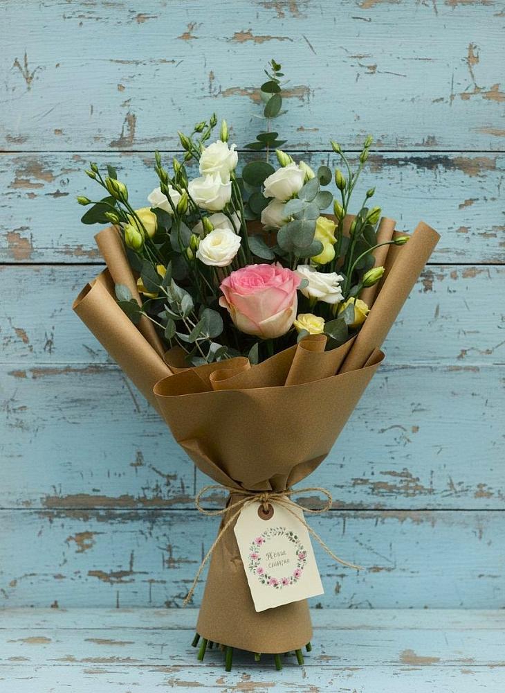 Букет цветов из: Розы и Лизиантусы в Латной