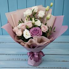Букет цветов из:  Розы и Лизиантусы в Латной