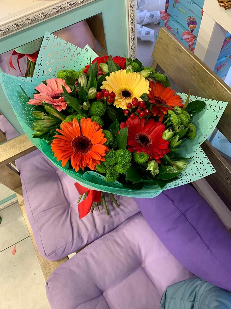 Букет цветов из: Герберы, Хризантемы и Альстромерии в Латной
