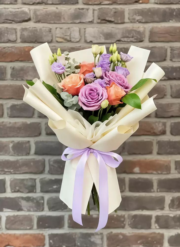 Букет цветов из: Лизиантусы и Розы в Латной