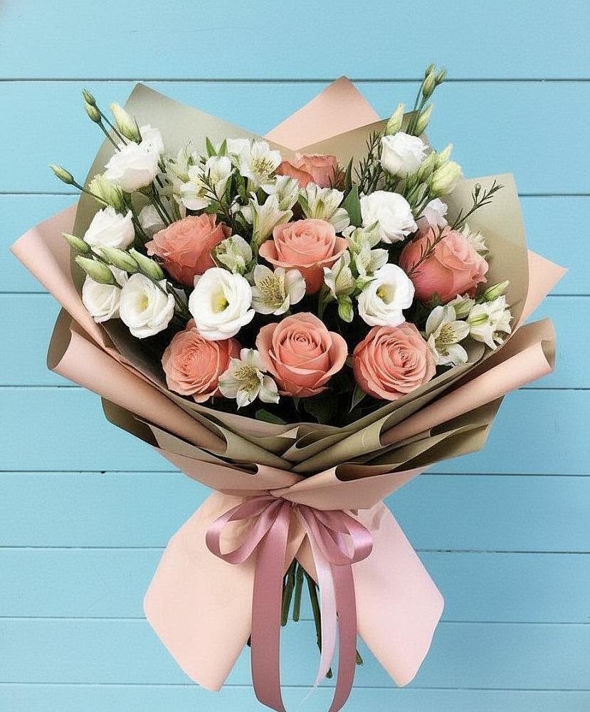 Букет цветов из: Розы, Альстромерии и Лизиантусы в Латной