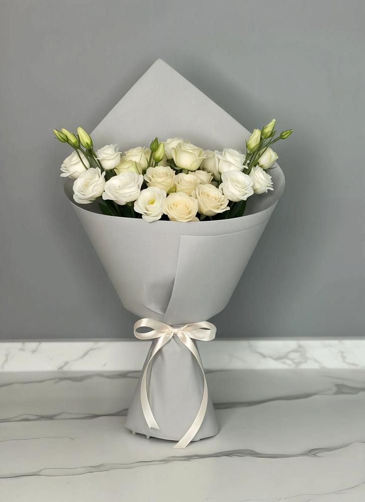 Букет цветов из: Розы и Лизиантусы в Латной