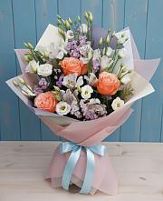 Букет цветов из:  Лизиантусы, Розы, Альстромерии и Гипсофила в Латной
