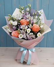 Букет цветов из:  Лизиантусы, Розы, Альстромерии и Гипсофила в Латной