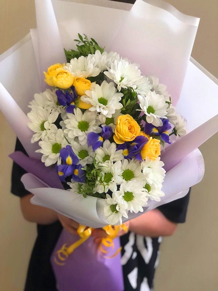 Букет цветов из: Ирисы, Хризантемы и Розы в Латной