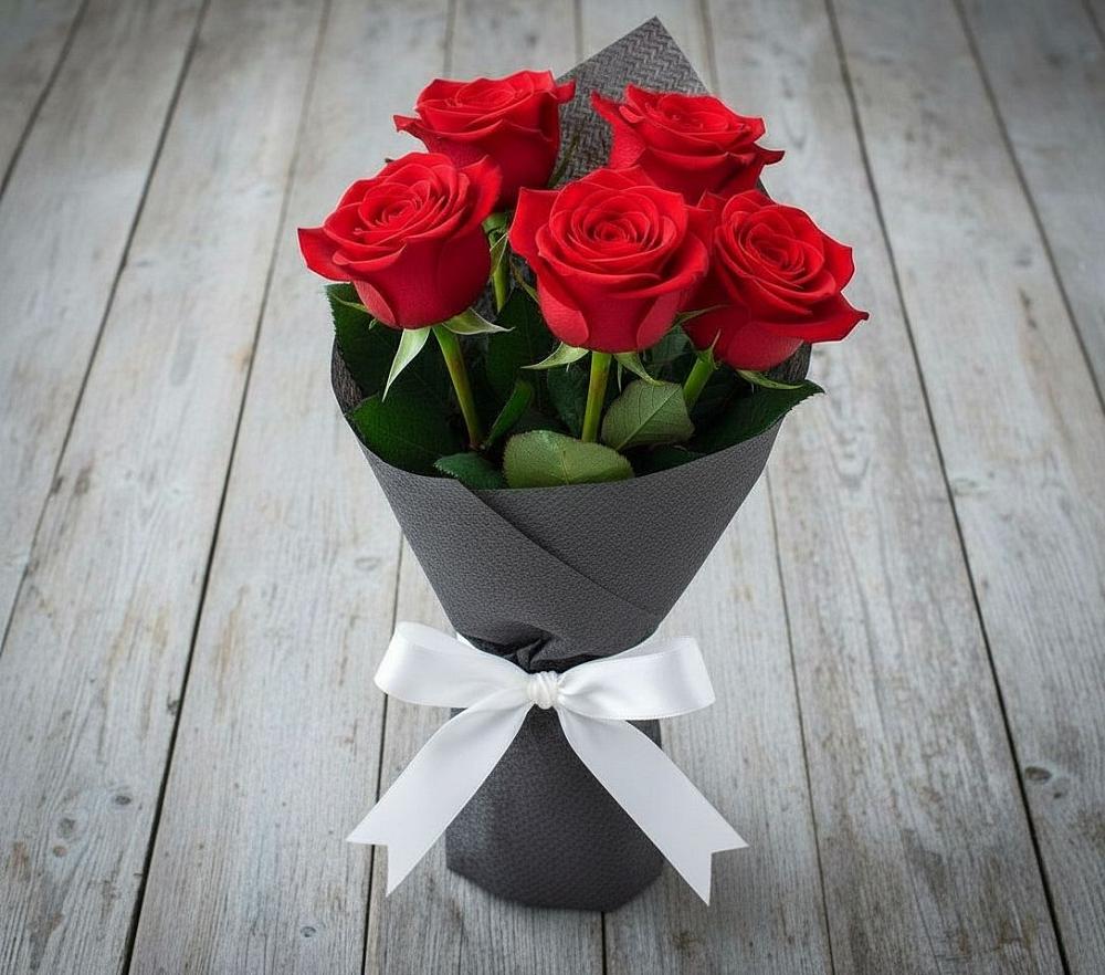 Букет 5 Красных роз Эдлесс Лав в Латной
