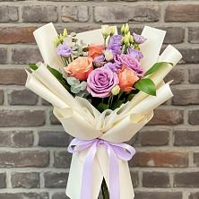 Букет цветов из:  Лизиантусы и Розы в Латной