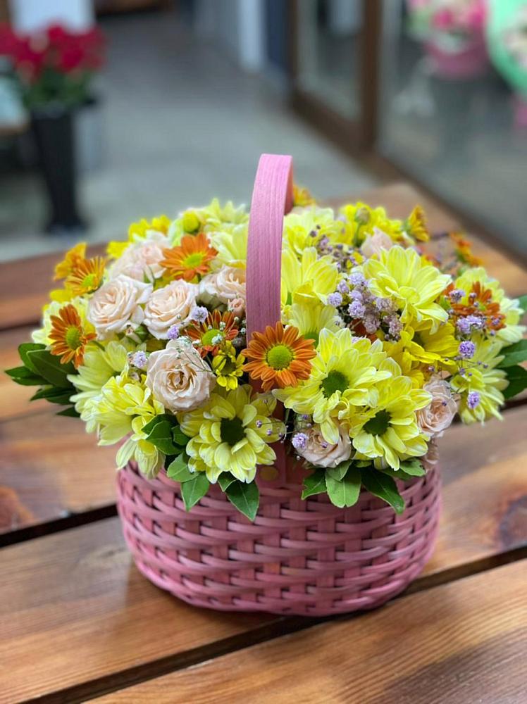 Цветочная композиция из Хризантемы и Розы в корзине в Латной