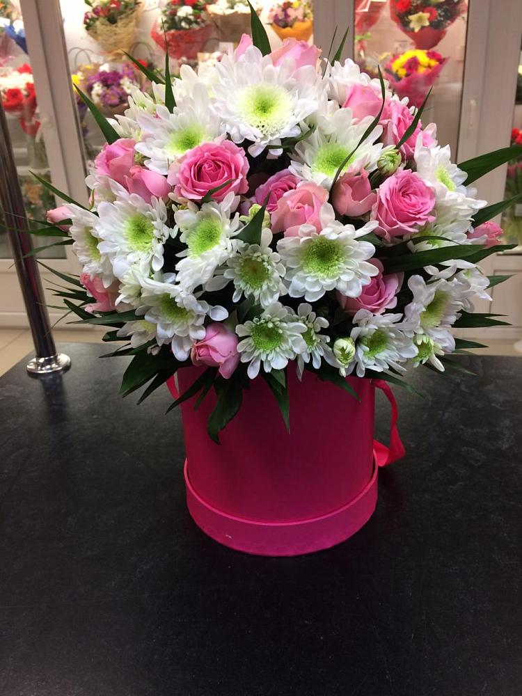 Цветочная композиция из Розы и Хризантемы в шляпной коробке в Латной