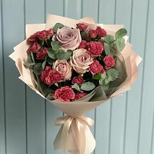 Букет цветов из:  Гвоздики и Розы в Латной