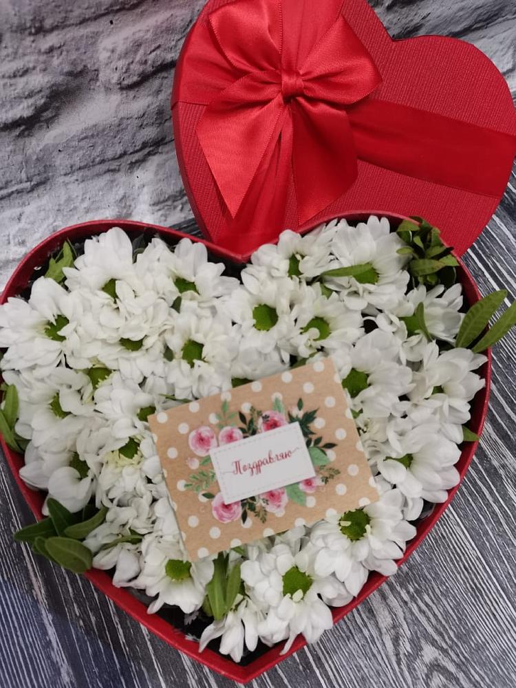 Цветочная композиция из Хризантемы в виде сердца в Латной