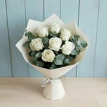 Букет Белые розы в Эвкалипте в Латной