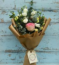 Букет цветов из:  Розы и Лизиантусы в Латной