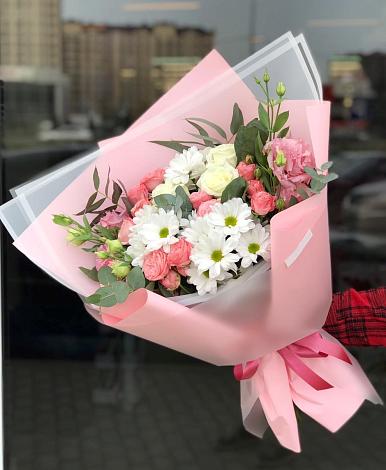 Букет цветов из: Розы, Лизиантусы и Хризантемы в Латной