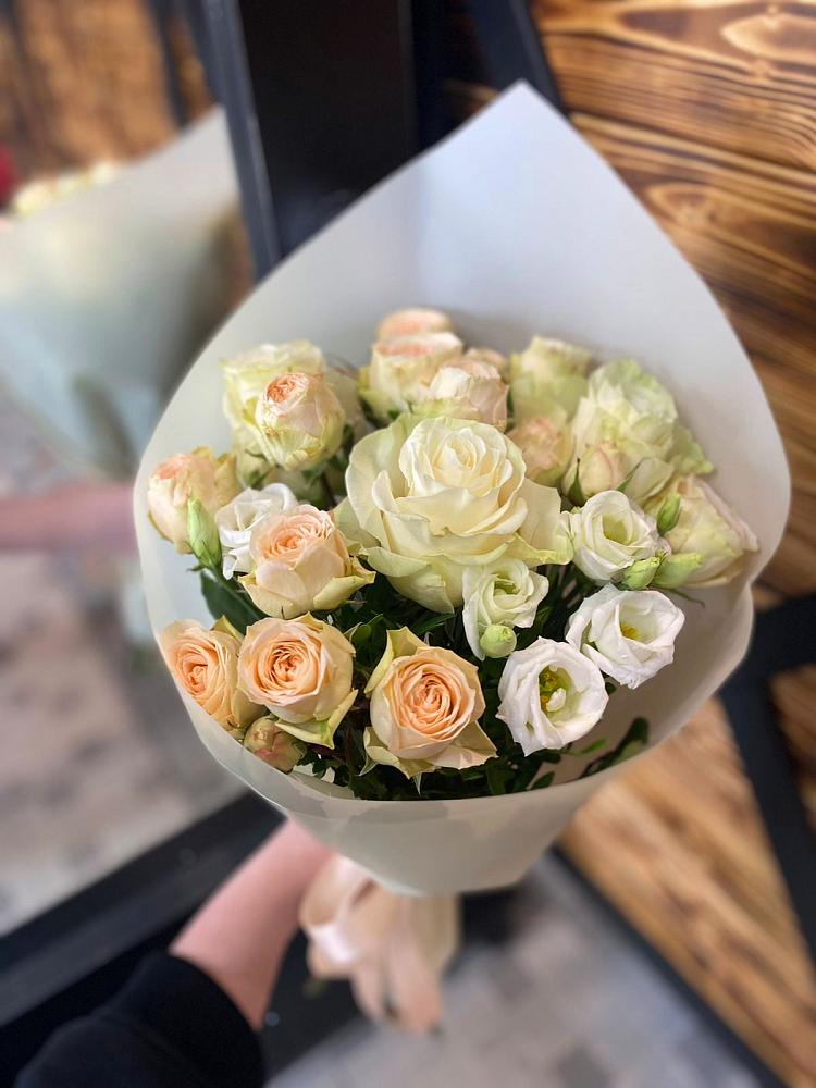 Букет цветов из: Розы и Лизиантусы в Латной