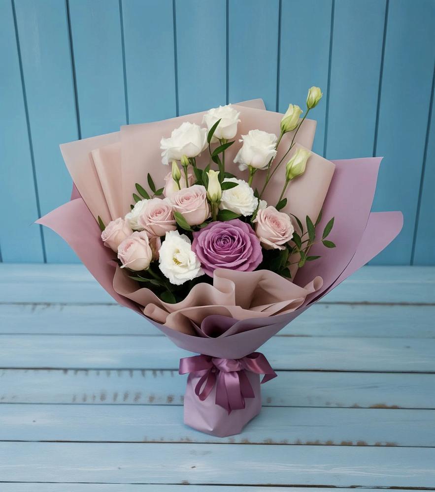 Букет цветов из: Розы и Лизиантусы в Латной